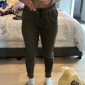 aritzia cargo pants! very cool, slightly small on me but great condition